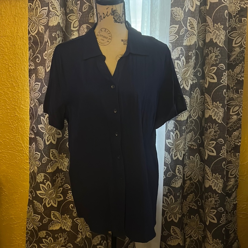 Short-sleeve, navy top with functioning buttons.